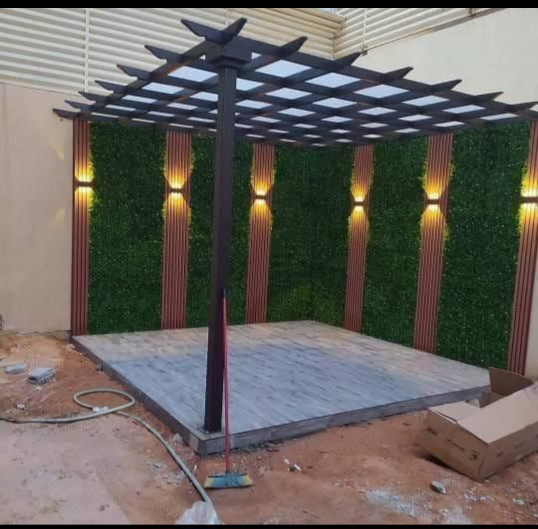 برجولة حديدية مع عشب جداري