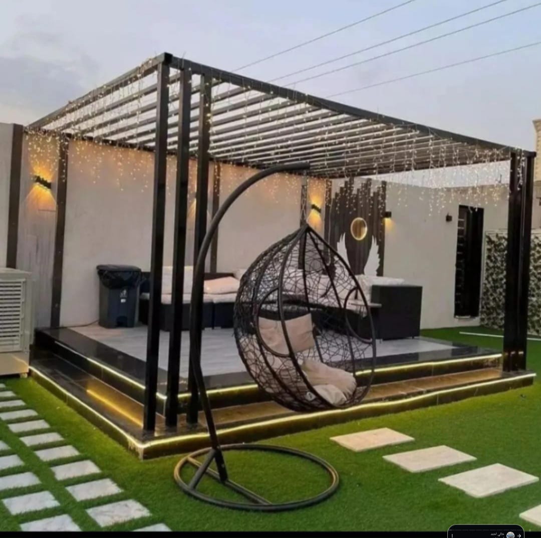 جلسة حديقة مع برجولة وإضاءة